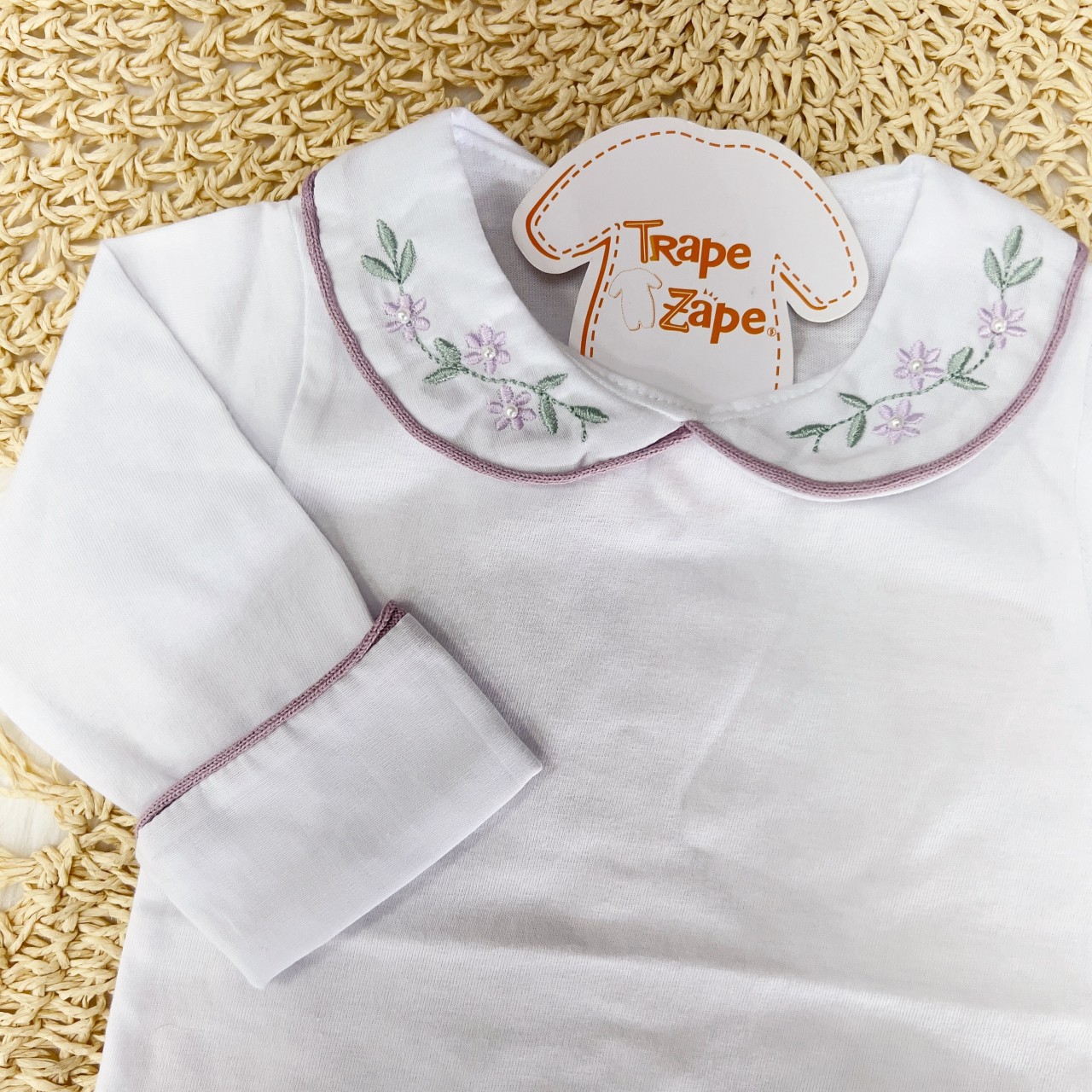  Body Branco com Gola Bordada Lilás e Planta Verde